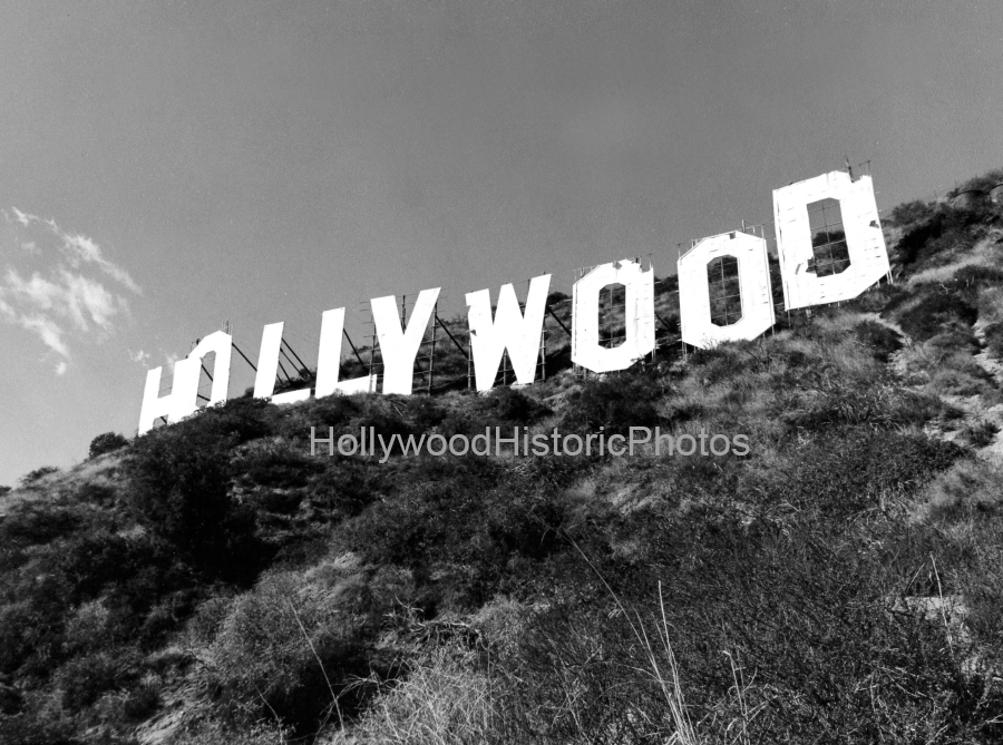 Hollywood Sign 1960 staring to deteriorate wm.jpg